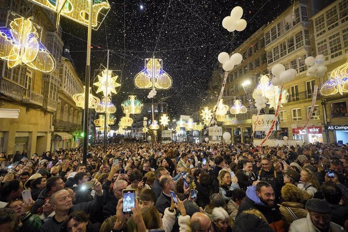 Archivo - Centenares de personas asisten al encendido de las luces de Navidad 2023 en Porta do Sol.