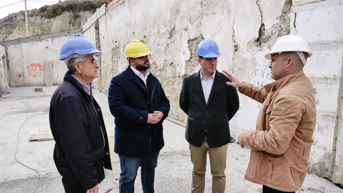 El vicepresidente de la Diputación visita las obras para rehabilitar el molino harinero de Zurgena (Almería).
