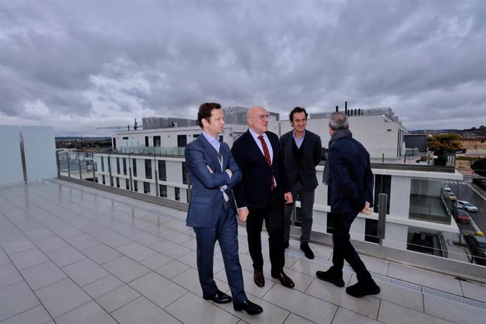 El alcalde de Valladolid, Jesús Julio Carnero, junto a representantes de Kronos Homos y de la nueva promoción inmobiliaria 'Nolita', y en presencia también del concejal de Urbanismo, Ignacio Zarandona (dcha).