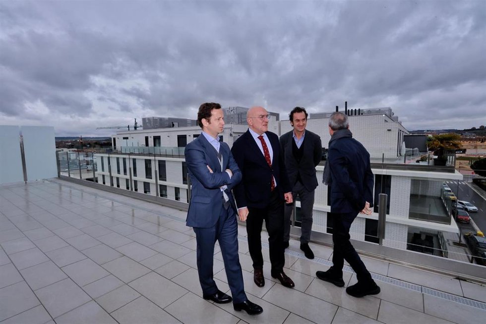 El alcalde de Valladolid, Jesús Julio Carnero, junto a representantes de Kronos Homos y de la nueva promoción inmobiliaria 'Nolita', y en presencia también del concejal de Urbanismo, Ignacio Zarandona (dcha).