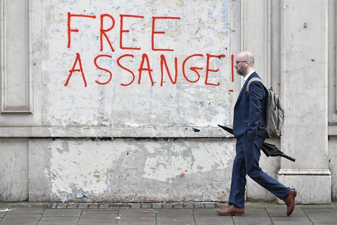 Archivo - Grafiti a favor de la liberación del fundador de Wikileaks, Julian Assange, en Londres.