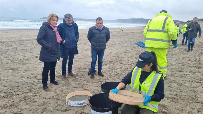 La delegada del Gobierno en Asturias, Delia Losa, y el consejero Alejandro Calvo siguen los trabajos de limpieza de pélets en la plaza de Salinas, Castrillón