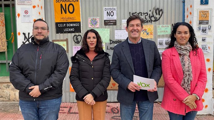 El portavoz del grupo Vox en el Ayuntamiento de Málaga, Antonio Alcázar, junto con la diputada autonómica en el Parlamento de Andalucía, Purificación Fernández
