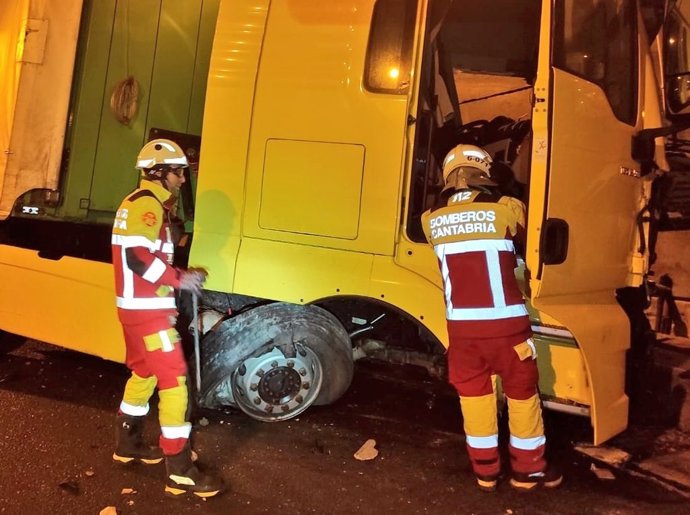 Bomberos del 112 Cantabria en un accidente en un túnel de la A-67