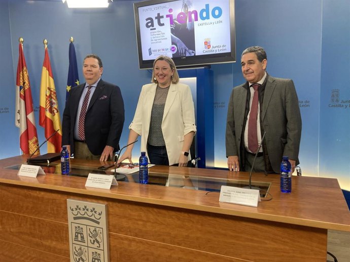 Jaime Gutiérrez (i), Isabel Blanco y Julio Sanz, durante la rueda de prensa.