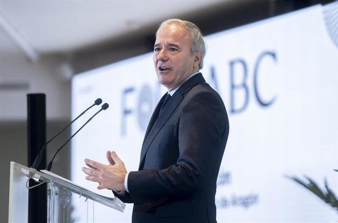 Archivo - El presidente del Gobierno de Aragón, Jorge Azcón, interviene durante el Foro ABC, a 4 de noviembre de 2023, en Madrid (España).