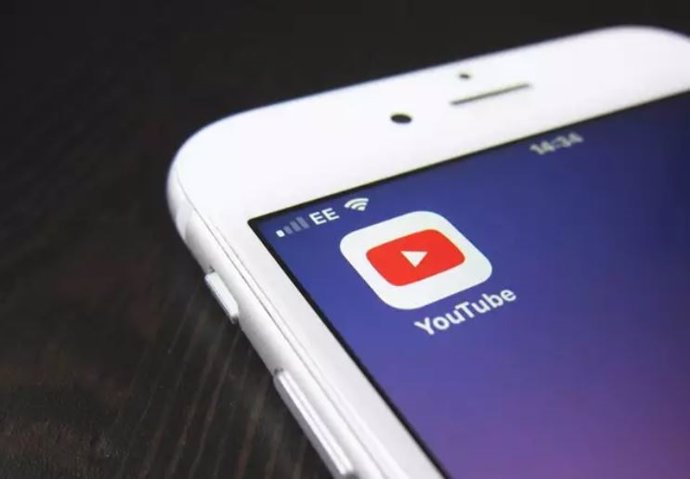 Interfaz de un teléfono móvil con la aplicación YouTube