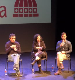 María Goiricelaya junto a Juan Mayorga (izquierda) y el actor Egoitz Sánchez (derecha) en la presentación de 'Altsasu' en La Abadía.