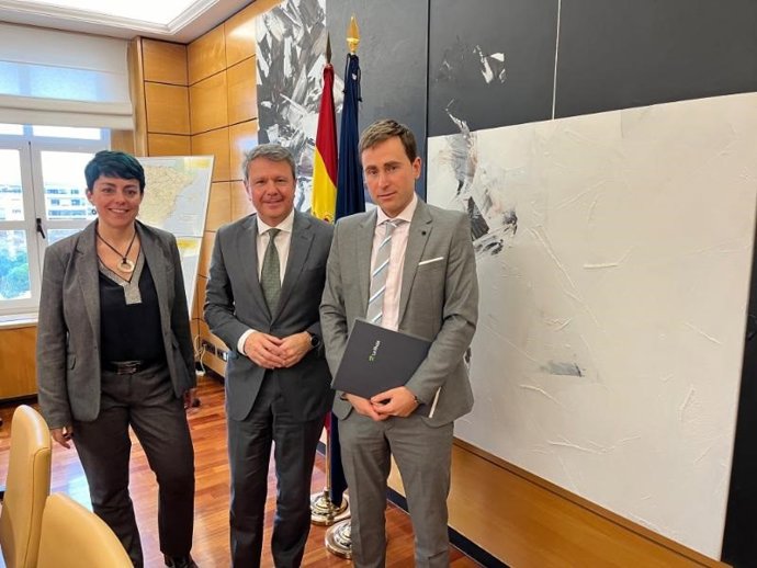 El consejero de Política Local, Infraestructuras y Lucha contra la Despoblación, Daniel Osés, en su reunión con el secretario de Estado de Transportes y Movilidad Sostenible, José Antonio Santano