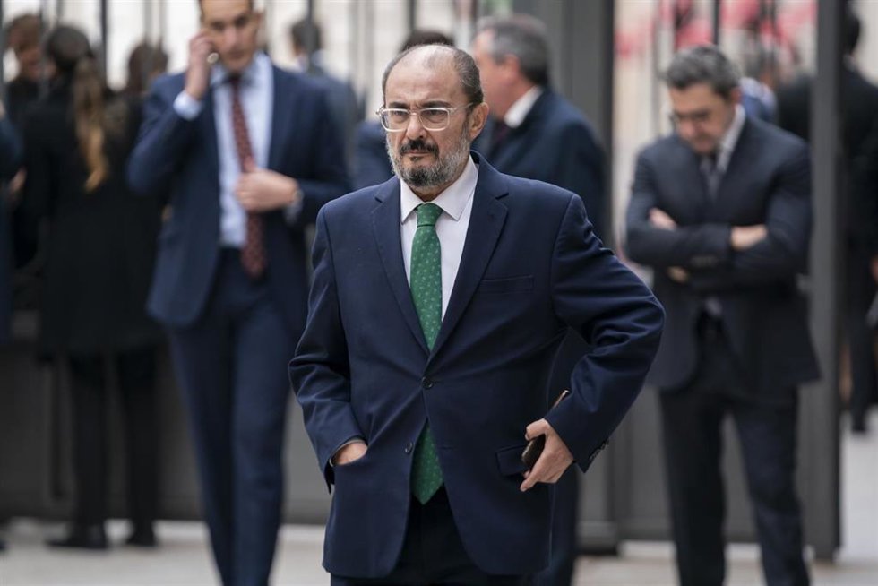 Archivo - El expresidente de Aragón y secretario general del PSOE Aragón, Javier Lambán, a su llegada al acto de jura de la Constitución ante las Cortes Generales, en el Congreso de los Diputados, a 31 de octubre de 2023, en Madrid (España). 