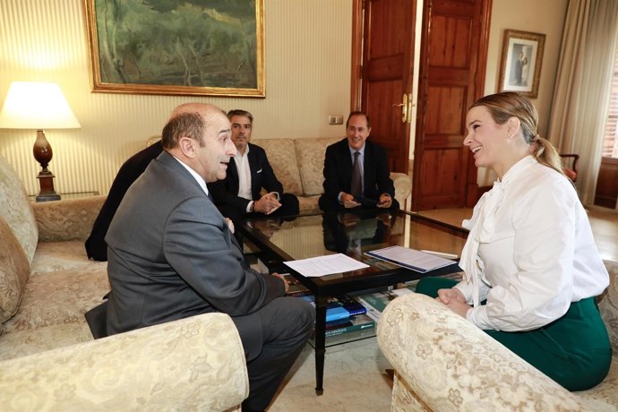 La presidenta del Govern, Marga Prohens, recibe a los representantes de APEAM, encabezados por su presidente, Santiago Mayol, junto al conseller del Mar, Juan Manuel Lafuente, en el Consolat.