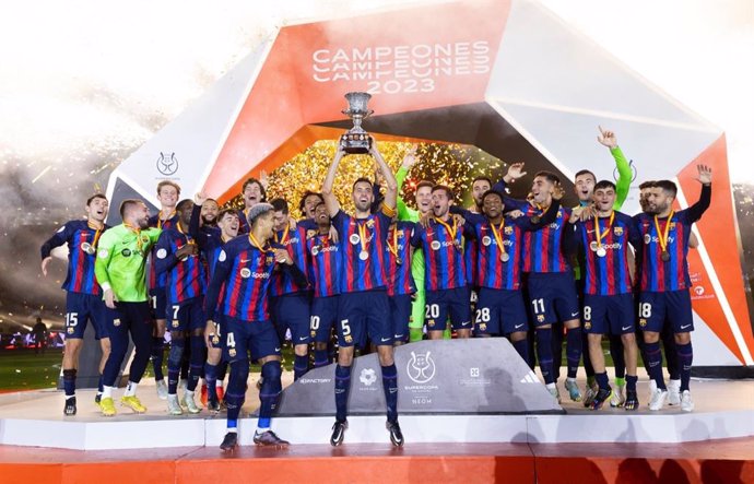 Archivo - Los jugadores del FC Barcelona celebrando la conquista de la Supercopa 2023