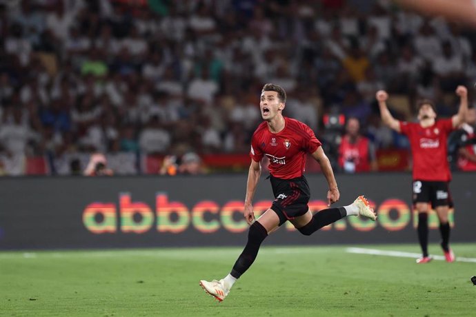 Archivo - Lucas Torró celebra el empate de Osasuna en la final de la Copa del Rey de 2023 ante el Real Madrid