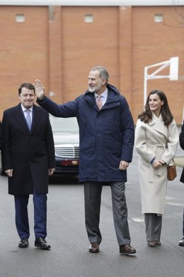 Archivo - El Rey Felipe VI (c) y la Reina Letizia (d), junto al presidente de la Junta de Castilla y León, Alfonso Fernández Mañueco (i), durante su visita al CEIP Gumersindo Azcárate, a 10 de enero de 2024, en Armunia, León.
