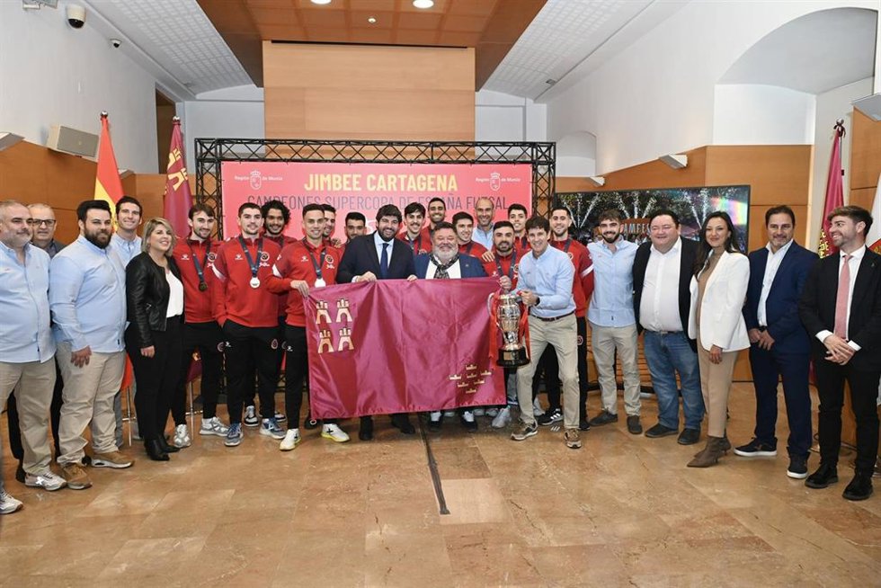 El presidente del Gobierno de la Región de Murcia, Fernando López Miras, recibe a jugadores, técnicos y directivos del Jimbee Cartagena, tras la consecución de la Supercopa de España de Fútbol Sala