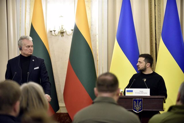 Archivo - Archivo.- El presidente de Lituania, Gitanas Nauseda (I), junto a su homólogo ucraniano, Volodimir Zelenski (D), durante una conferencia de prensa en Leópolis