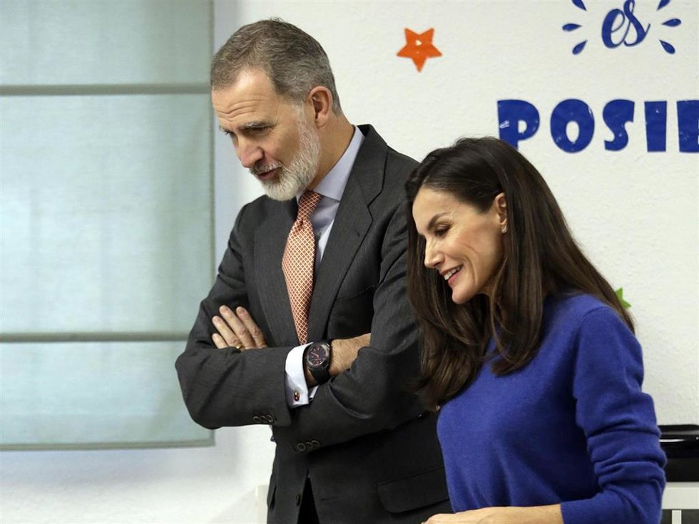 El Rey Felipe VI y la Reina Letizia durante su visita al CEIP Gumersindo Azcárate, a 10 de enero de 2024, en Armunia, León, Castilla y León (España).