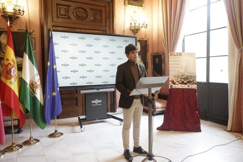 EL diputado provincial de Cultura y Ciudadanía de la Diputación, Casimiro Fernández, en el marco de la presentación este miércoles del XLIX Abierto Internacional de Ajedrez Ciudad de Sevilla.