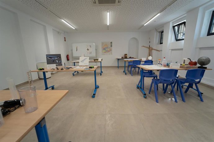 Archivo - Detalle de aulas en un centro educativo de Sevilla
