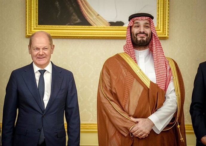 Archivo - Olaf Scholz, canciller de Alemania, y Mohamed Bin Salmán, príncipe heredero de Arabia Saudí, en una reunión en septiembre de 2022