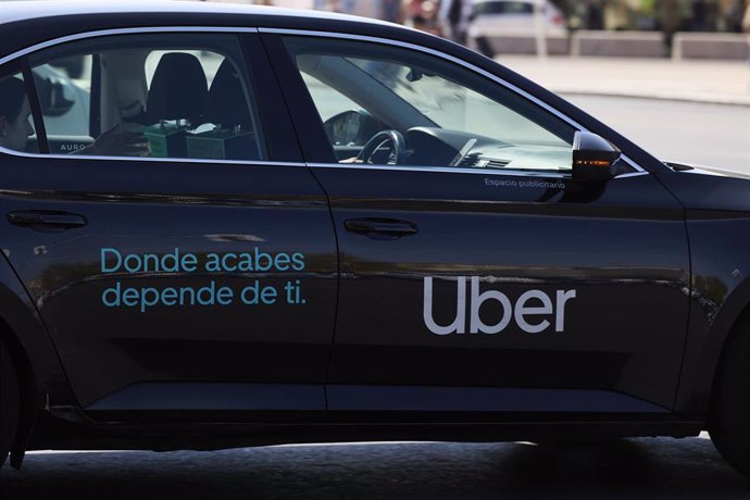Archivo - Un coche de Uber, en Madrid.