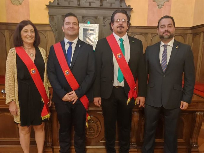 Archivo - Los tres concejales de VOX en Huesca: Susana Magán, Antonio Laborda, José Luis Rubió y el diputado en Cortes David Arranz.