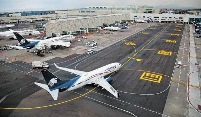 Archivo - Un aeropuerto de México