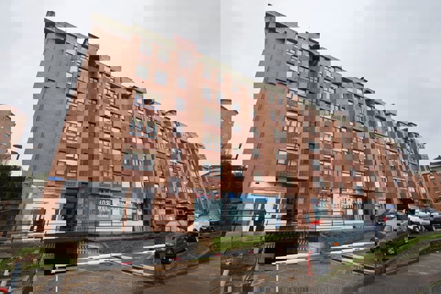 Entrada garaje donde ha aparecido muerto un hombre con signos de violencia