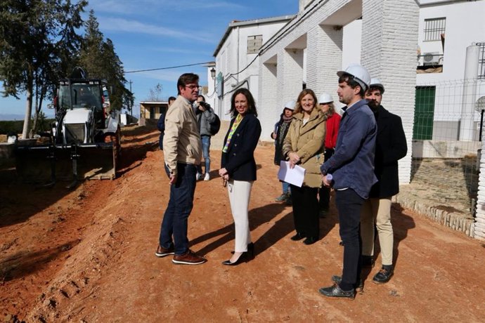 La consejera de Fomento, Articulación del Territorio y Vivienda, Rocío Díaz, en su visita a Villalba del Alcor (Huelva).