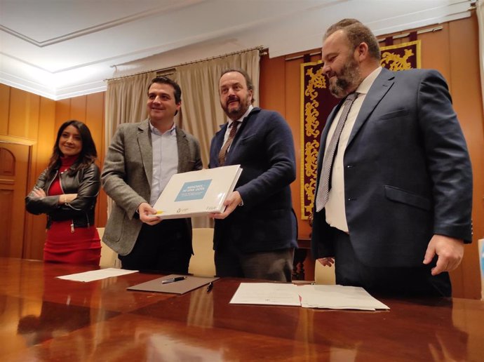 El alcalde de Córdoba, José María Bellido, y el director de Espirituosos España, Bosco Torremocha, en el centro, en la firma del acuerdo de colaboración para promover el consumo responsable de bebidas alcohólicas.