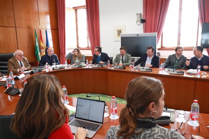 El presidente del Parlamento andaluz, Jesús Aguirre y los portavoces parlamentarios conversan durante el inicio de la reunión de la Diputación Permanente del Parlamento de Andalucía. A 10 de enero de 2024, en Sevilla (Andalucía, España).