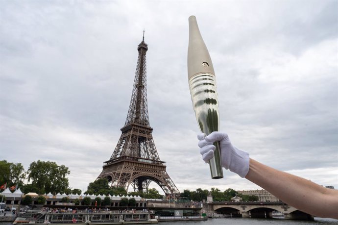 Archivo - PARIS, July 26, 2023  -- The Paris 2024 Olympic Games torch is seen during the torch's presentation on a quay of the river Seine in Paris, France, on July 25, 2023.