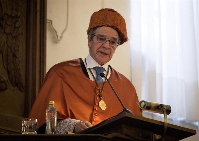 Archivo - César Alierta en el acto de investidura como doctor 'honoris causa' por la Universidad Pontificia de Salamanca en abril de 2018