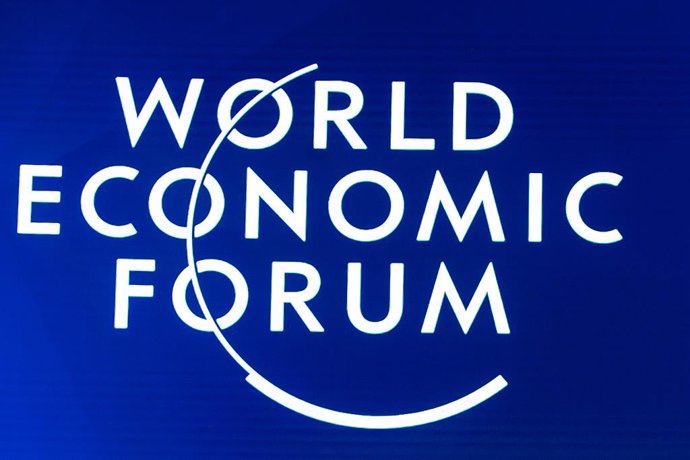Archivo - FILED - 23 January 2020, Switzerland, Davos: The World Economic Forum logo is displayed board during a plenary session. sident Volodymyr Zelensky is scheduled to digitally deliver the first speech at the World Economic Forum's (WEF) annual meeti