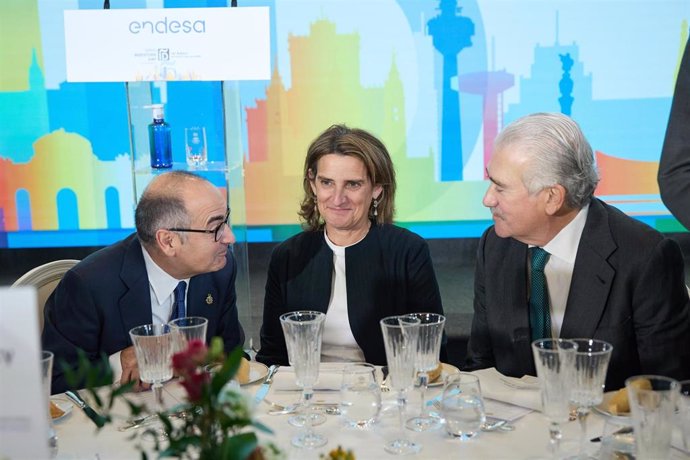 (I-D) El presidente de Banco Sabadell, Josep Oliu; la vicepresidenta tercera y ministra para la Transición Ecológica y el Reto Demográfico, Teresa Ribera, y el CEO de Endesa, José Bogas, conversan durante la primera jornada de la XIV edición de Spain In