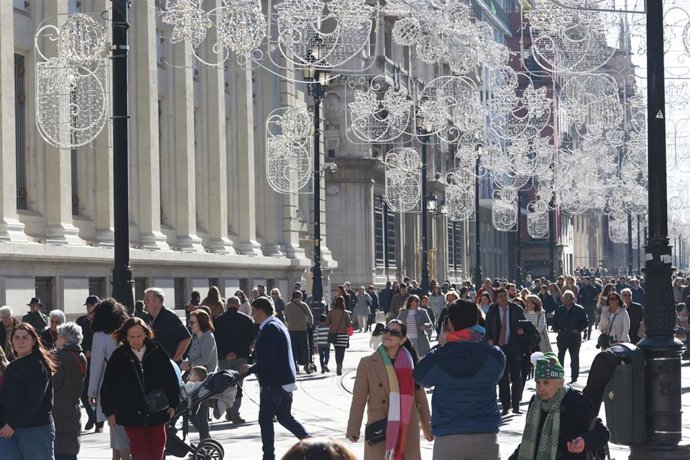 Turistas y sevillanos disfrutan del ambiente navideño por la Avenida de la Constitución en Sevilla. Imagen de archivo.