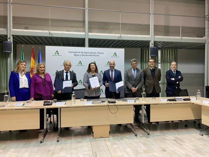 La Junta promueve el 'Plan Cadena de Valor de la Industria Agroalimentaria' para mejorar la competitividad del sector.