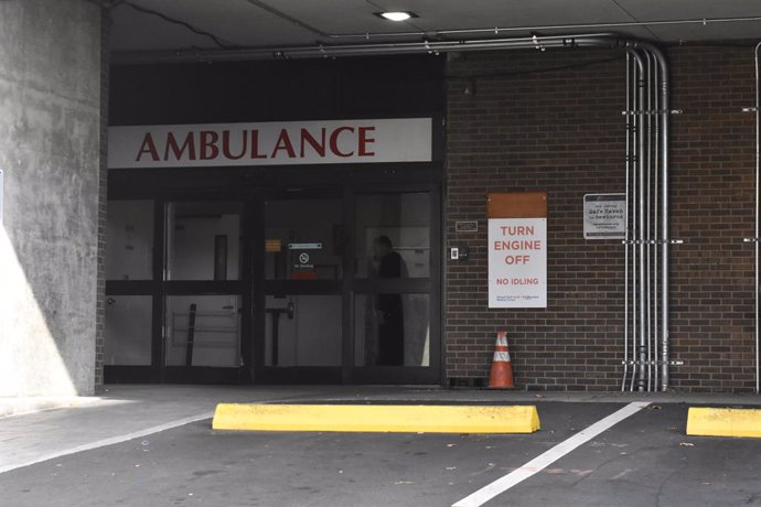 Archivo - December 8, 2023, Newark, New Jersey, United States: Ambulance entrance to the hospital being guarded by security. Stabbing attack inside of Newark Beth Israel Medical Center leaves two people injured in Newark, New Jersey, United States on Dece