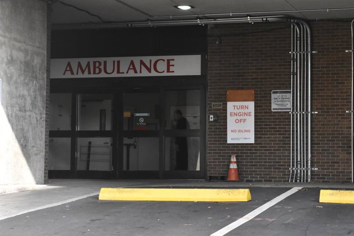 Archivo - December 8, 2023, Newark, New Jersey, United States: Ambulance entrance to the hospital being guarded by security. Stabbing attack inside of Newark Beth Israel Medical Center leaves two people injured in Newark, New Jersey, United States on De