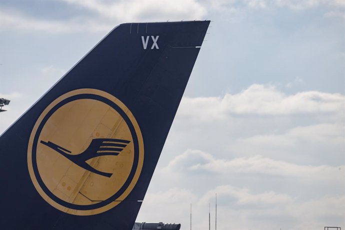 Archivo - FILED - 28 February 2023, Hesse, Frankfurt_Main: A view of the Lufthansa logo is seen on a plane in Frankfurt. Photo: Boris Roessler/dpa