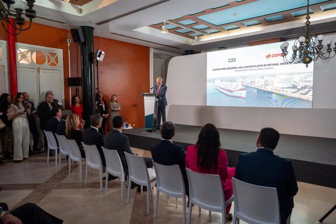 Acto de presentación en Huelva de la planta de metanol verde de Cepsa y  C2X (de Maersk) . 