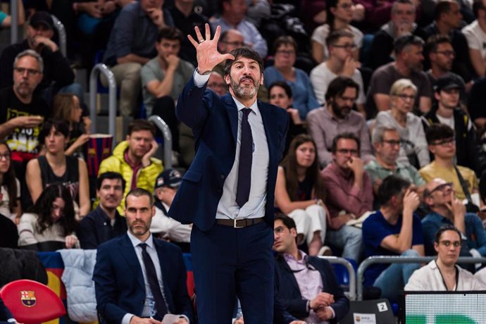 Archivo - Alex Mumbrú da instrucciones durante un partido del Valencia Basket