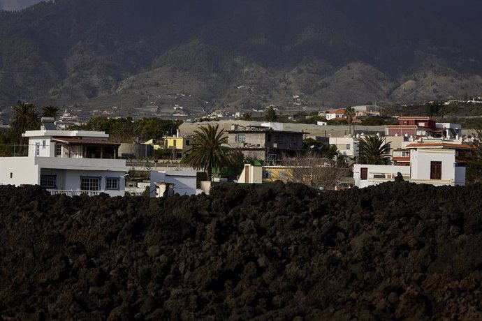 Archivo - Colcadas de lava cercanas a la vía LP-213, de la carretera de Puerto Naos