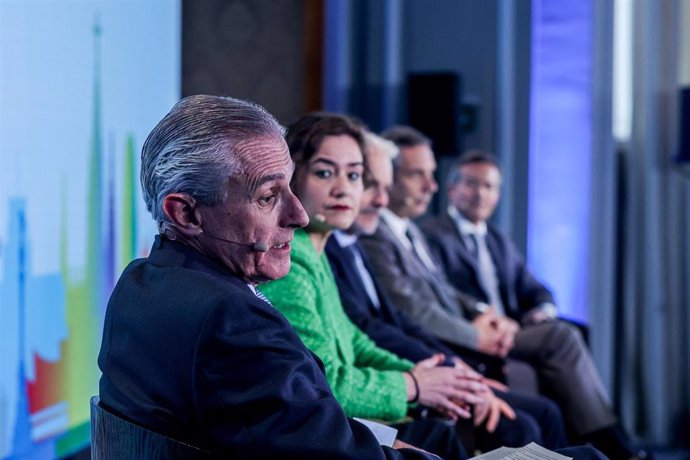 (I-D) El presidente de Europa Press, Asís Martín de Cabiedes; la economista jefe de DELOITTE España, Ana Aguilar; el economista jefe de BNP Paribas Exane, Frédéric Pretet; el director de Macroeconomía y Análisis Internacional en FUNCAS, Raymond Torres, 