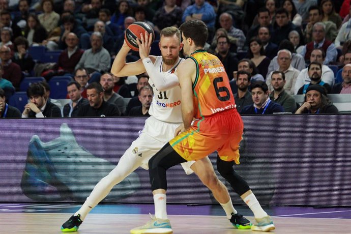 Archivo - Dzanan Musa ante Xabi López-Arostegui durante un Real Madrid-Valencia Basket