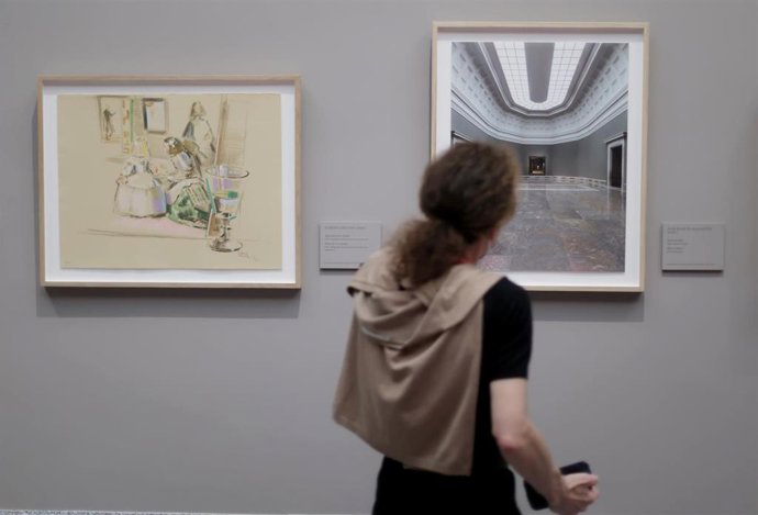 Archivo - Una persona observa una de las obras que forma parte de la exposición Cuarenta años de amistad. Donaciones de la Fundación Amigos del Museo del Prado el día de su presentación en el Museo del Prado, a 13 de septiembre de 2021, en Madrid (Esp
