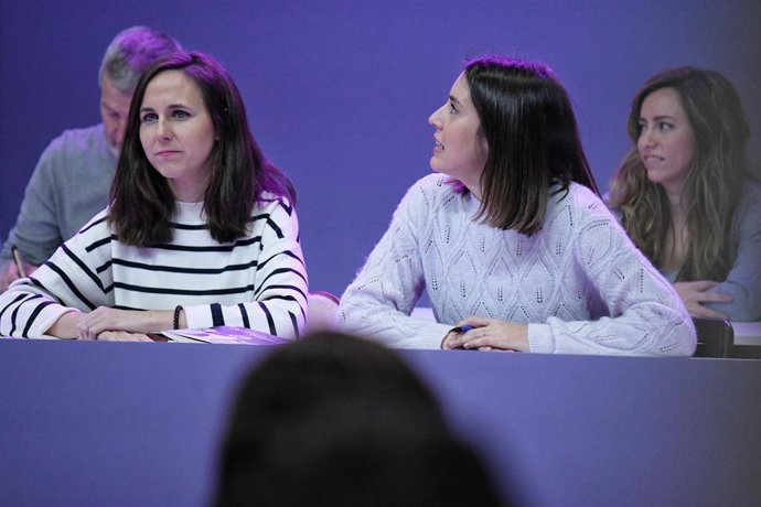 Archivo - La secretaria general de Podemos, Ione Belarra, y la exministra de Igualdad, Irene Montero.
