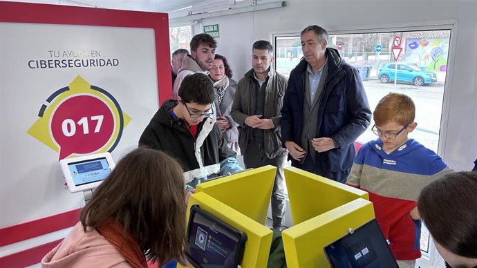 El delegado de la Consejería de Educación, Cultura y Deportes en Ciudad Real, José Caro, en la #ExperienciaIncibe en Campo de Criptana.