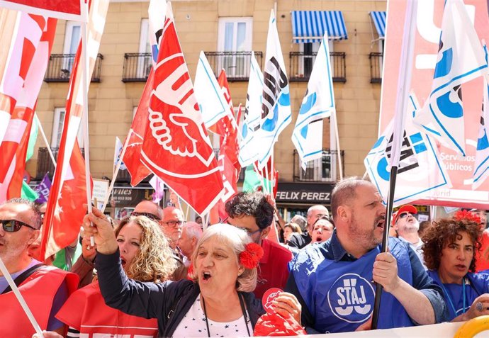 Archivo - Funcionarios de la administración de Justicia se manifiestan para pedir una subida salarial, frente al Ministerio de Justicia, a 10 de mayo de 2023, en Madrid (España). Delegados sindicales de la Central Sindical Independiente y de Funcionario