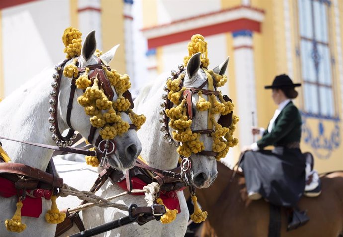 Archivo - Detalle del paseo de caballos en la Feria de Abril, en foto de archivo.